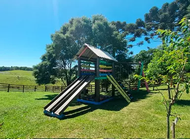 Área para crianças na Pousada Quinta da Soliran. Natureza e diversão.